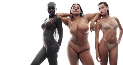 De izquierda a derecha, Adut Akech, Paloma Elsesser y Hailey Bieber, en la nueva campaña de Victoria's Secret.