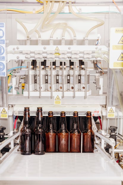 La máquina embotelladora.