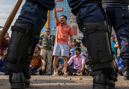 Manifestantes frente a la policía de Nepal durante la protesta en Katmandú (Nepal), este martes. 
