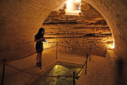 La sala de la Mikveh, en el sótano, contiene una cisterna donde se realizaba el baño de purificación.