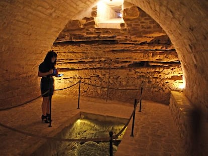 La sala de la Mikveh, en el sótano, contiene una cisterna donde se realizaba el baño de purificación.