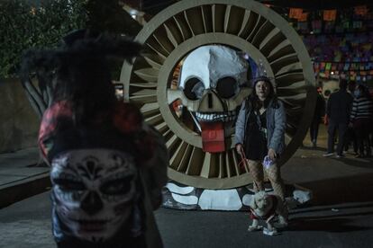 Cientos de visitantes acudieron a conocer las calaveras monumentales de este año.