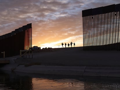 migrantes caminan por la frontera entre México y EE UU