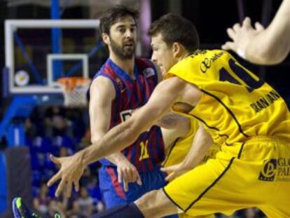 Navarro pasa el balón ante Ryan Toolson