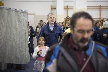Jaume Collboni, candidato a la alcaldía de Barcelona del PSC, acude a votar al colegio Escola Mireia de la capital catalana en el barrio del Eixample.