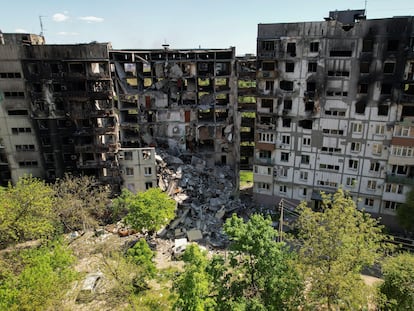 A view shows a residential building heavily damaged during Ukraine-Russia conflict in the southern port city of Mariupol, Ukraine May 11, 2022. Picture taken with a drone. REUTERS/Pavel Klimov