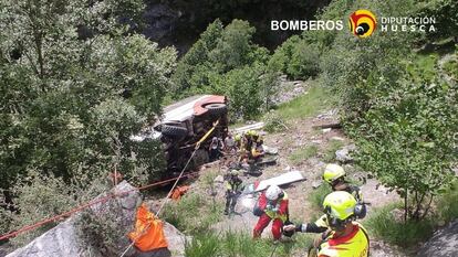Los servicios de emergencia de Huesca en el rescate de las personas accidentadas este martes en Huesca.