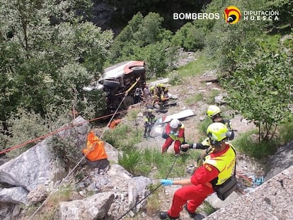 Los servicios de emergencia de Huesca en el rescate de las personas accidentadas este martes en Huesca.