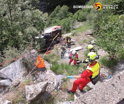 Los servicios de emergencia de Huesca en el rescate de las personas accidentadas este martes en Huesca.