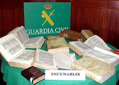Incunables -libros impresos desde la invención de la imprenta en 1440 hasta principios del siglo XVI-, recuperados por la Guardia Civil.