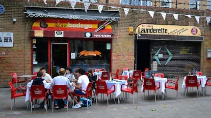 Cinco chicos desayunan en La Bodega, uno de los bares españoles que Antonio Carreira posee en Portobello Square, el pasado junio. En él sirven tapas calientes o frías con cada bebida, ya sea pulpo, tortilla de patatas o pimientos de Padrón. "Esta plaza es conocida como Spanish Square. Creo que hemos conseguido traer un trozo de España aquí", dice Carreira.