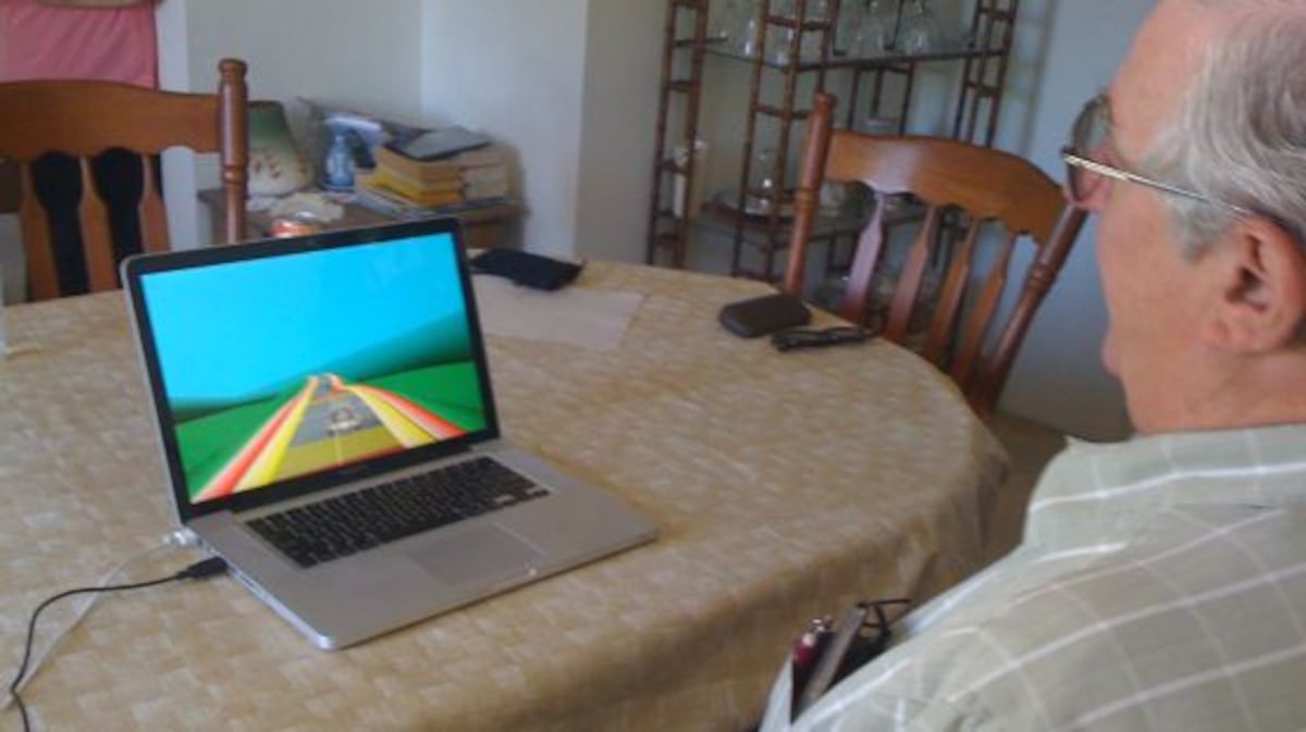 Hombre Concentrado Jugando Videojuegos Foto E Imagen Para Descarga Gratuita  - Pngtree, image size:1200x673