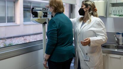 La enfermera y adjunta de dirección del centro de Atención Primaria de Barcelona pasa consulta con una paciente.