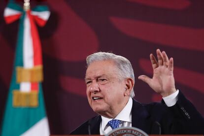 Andrés Manuel López Obrador habla durante su conferencia matutina el 27 de marzo en Palacio Nacional.