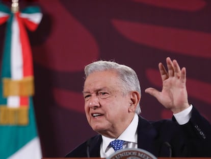 Andrés Manuel López Obrador habla durante su conferencia matutina el 27 de marzo en Palacio Nacional.