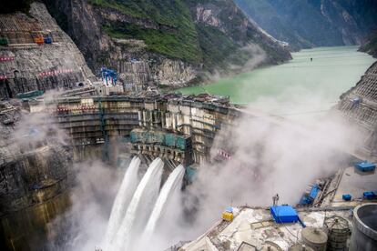 El laboratorio subterráneo de Jinping está situado bajo las montañas de Jinnping en Sichuan, en el noroeste de China, a 2.400 metros de profundidad. Está dedicado a realizar mediciones en el campo de la astrofísica nuclear e investigar el origen de los elementos pesados. Se cree que allí se puede llegar a encontrar materia oscura. En la imagen, la estación hidráulica de Jinping, situada en las mismas montañas y que tiene otro récord mundial: la presa de hormigón más alta del mundo.