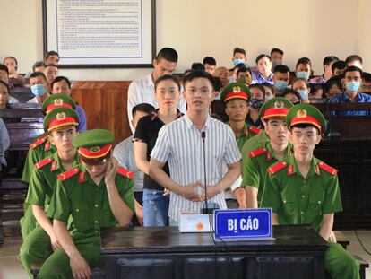 Un acusado declara ante el tribunal de Ha Tinh, Vietnam, este lunes