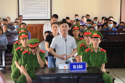 Un acusado declara ante el tribunal de Ha Tinh, Vietnam, este lunes