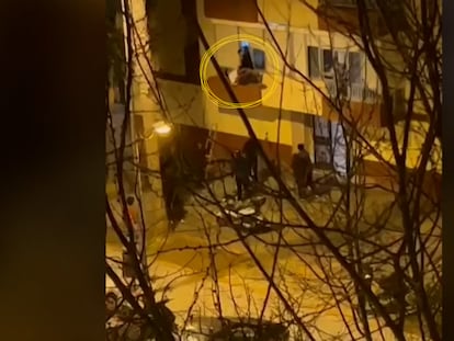 El dueño de una vivienda okupada en Cádiz, en la barriada de La Paz, intenta recuperar su casa entrando por la ventana.