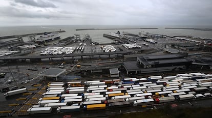 Cola de camiones en el puerto de Dover, Reino Unido