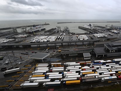 Cola de camiones en el puerto de Dover, Reino Unido