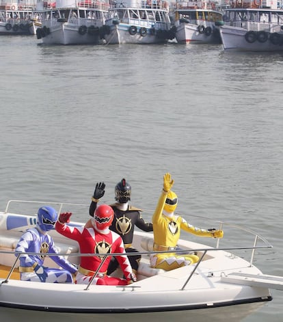 Los personajes de la franquicia Power Rangers llegando a Bombay como auténticas estrellas en 2007. La saga estrenó una película de alto presupuesto en 2017 y prepara otra entreta televisiva para Nickelodeon en 2021.