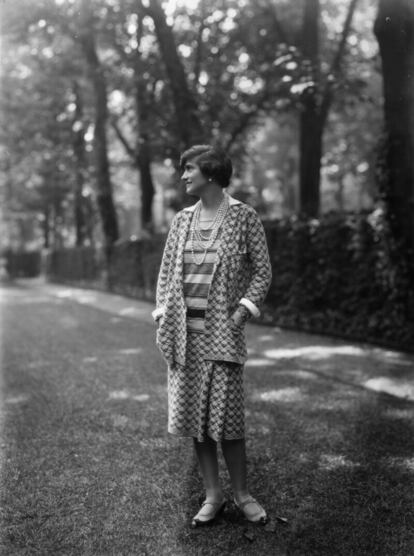 Designer Gabrielle 'Coco' Chanel, wearing one of her suits in the grounds at Fauborg St Honoré, Paris, 1929.