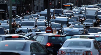 Atasco en la desembocadura de José Abascal con el Paseo de la Castellana.