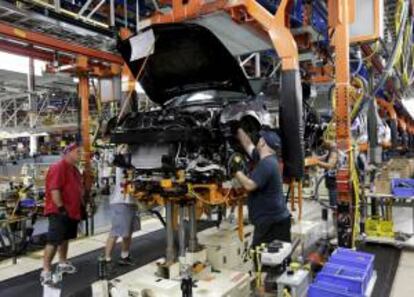 Un vehículo de la primera producción del Cadillac ATS 2013 de General Motors desarrollado en la planta de Lansing Grand River de montaje en Lansing, Michigan (EE.UU.). EFE/Archivo