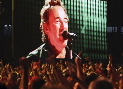Bruce Springsteen cumple hoy 66 años al pie del cañón. Su último disco, 'High Hopes', salió a la venta el año pasado. En 2014 dio este conciertazo en el Camp Nou.