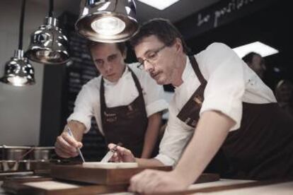 El cocinero Andoni Luis Aduriz (Mugaritz) a la derecha junto a un cocinero de su equipo.