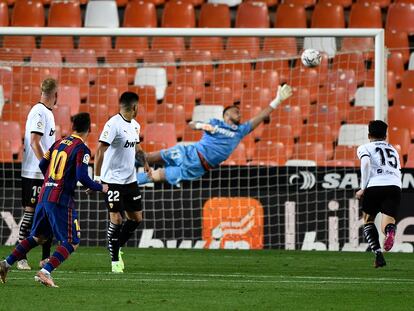 Messi supera la barrera y bate a Cilessen en el lanzamiento que supuso el tercer gol