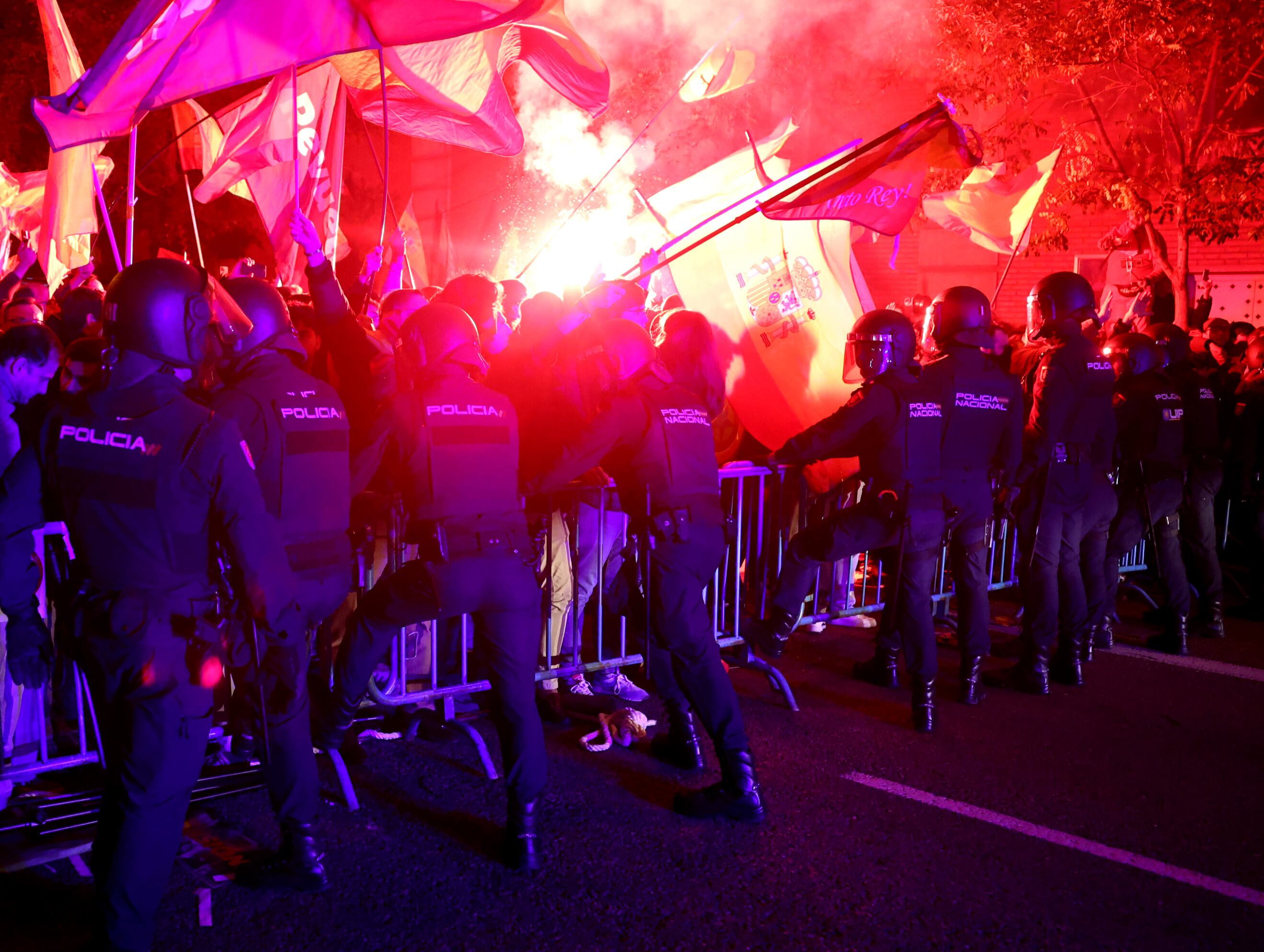 Disturbios frente a la sede del PSOE, este lunes en Madrid.