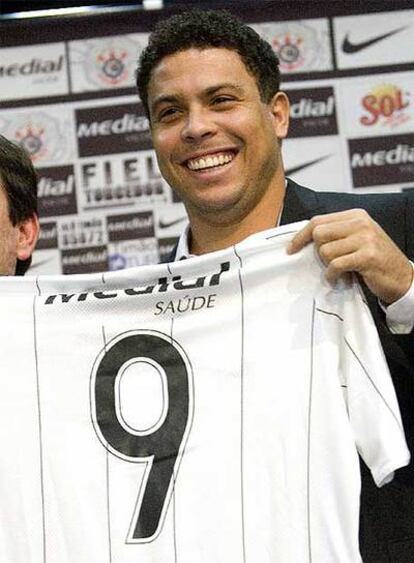 Ronaldo posa con la camiseta del Corinthians durante su presentación.