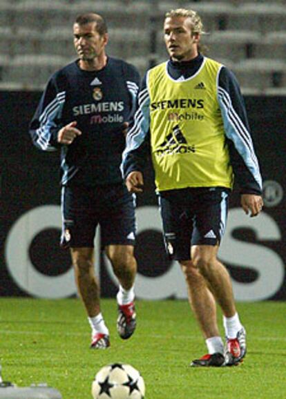 Zidane y Beckham, anoche, en la sesión preparatoria del Madrid.