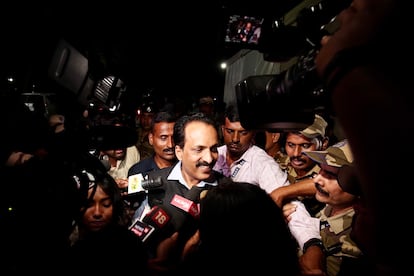 Shri S. Somanath, jefe de la agencia espacial india, durante una rueda de prensa tras el alunizaje exitoso de la misión Chandrayaan-3, este miércoles en el centro de telemetría, rastreo y comando de ISRO, en Bengaluru (India).