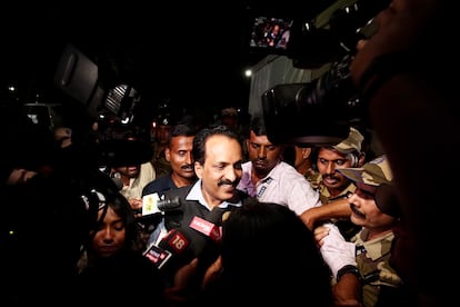 Shri S. Somanath, jefe de la agencia espacial india, durante una rueda de prensa tras el alunizaje exitoso de la misión Chandrayaan-3, este miércoles en el centro de telemetría, rastreo y comando de ISRO, en Bengaluru (India).

