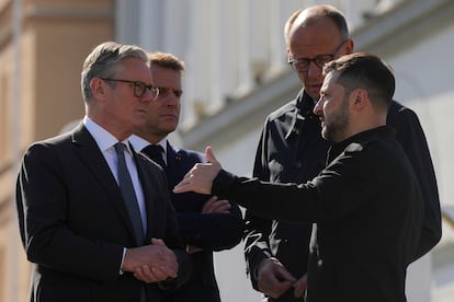 Desde la izqueirda, Keir Starmer, primer ministro de Reino Unido; Emmanuel Macron, presidente de Francia; Friedrich Merz, canciller alemán, y Volodímir Zelenski, presidente de Ucrania, este sábado.