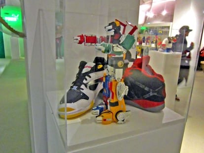 Una urna de este peculiar museo con un transformer y zapatillas de deporte.