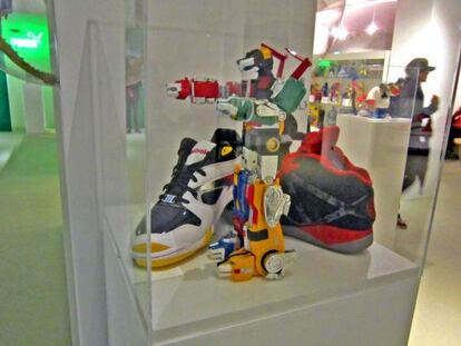 Una urna de este peculiar museo con un transformer y zapatillas de deporte.