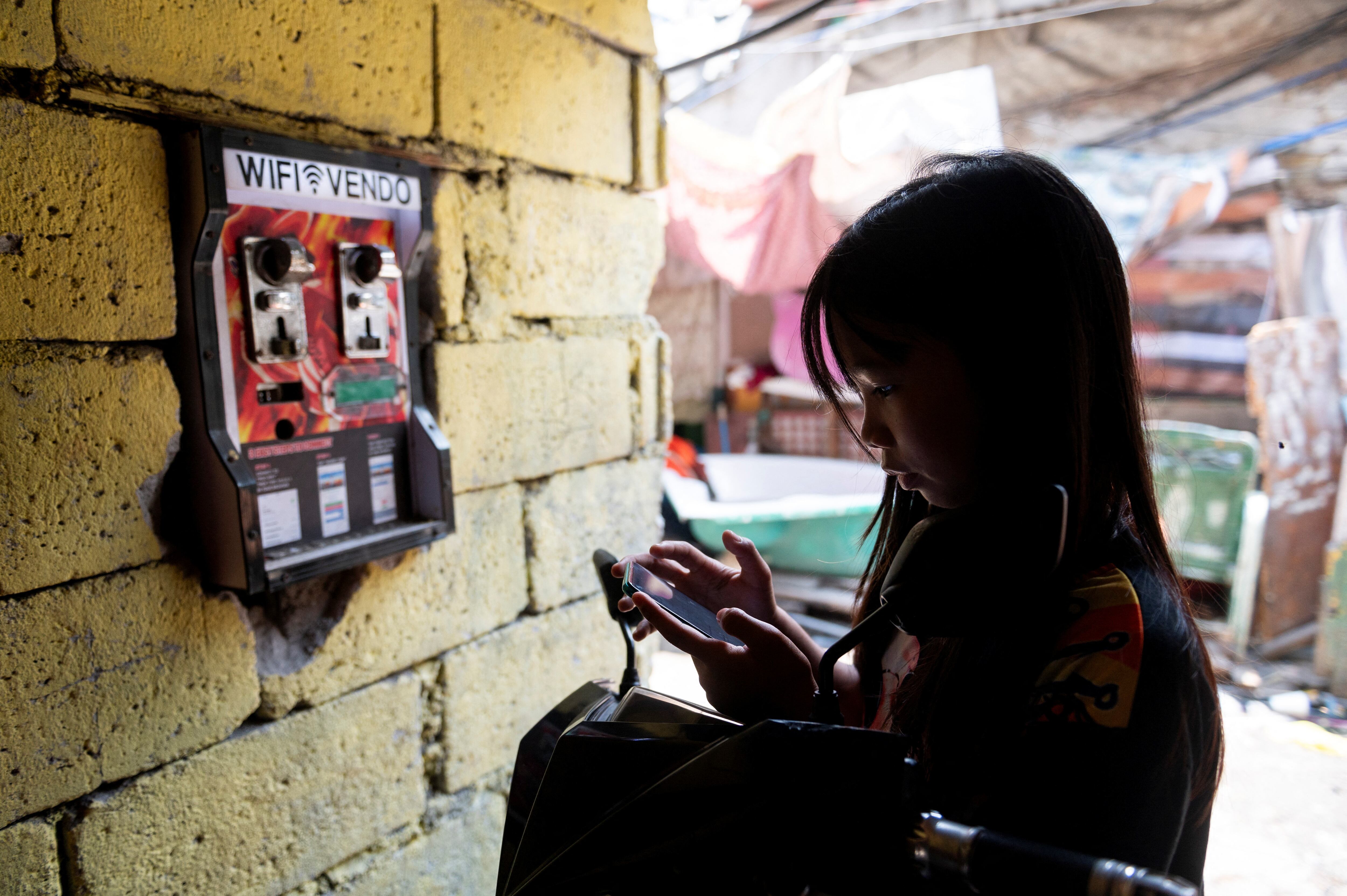 Una estudiante atendía el viernes a una lección 'online' en Manila, tras la suspensión de las clases presenciales por el calor. 