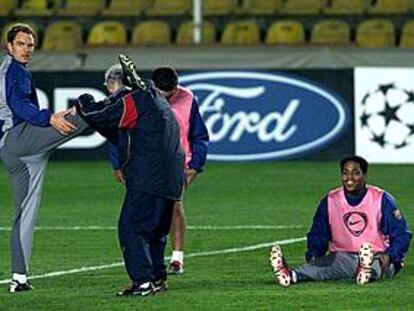 De Boer y Kluivert en un entrenamiento.