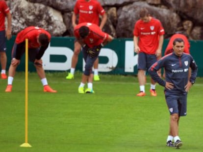 El entrenador del Athletic, Ernesto Valverde, este martes en el primer día de entrenamiento tras las vacaciones de verano.