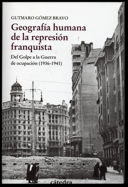 TIEMPO DE CASTIGO. "En la cruda lista de países con más desaparecidos, España ocupa el segundo lugar después de Camboya. Más de 114.000 personas siguen enterradas no se sabe dónde. Y por más que la mayoría de los discursos se refieran a ellas con benevolencia, de algún modo su abandono les mantiene bajo el estigma de la culpabilidad. Si esto perdura obedece a algo más que a la inacción política. Hay dos elementos capitales que cita Gutmaro Gómez Bravo, un historiador con larga experiencia en el estudio de la violencia política desplegada durante el siglo XX en España: “La apariencia de legalidad de la represión franquista” y “el grado de normalidad que alcanzaría”. En conclusión, “pasadas más de cuatro décadas de la muerte del dictador, las figuras del criminal y la víctima siguen siendo las mismas que fijó Franco”. Por TEREIXA CONSTENLA