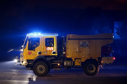 Una pancarta con la leyenda "En Huelga" está pegada a un camión de servicios de emergencia durante el incendio forestal en Tres Cantos, cerca de Madrid.