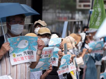 Grupos de manifestantes protestan este jueves frente a la sede de la empresa TEPCO en Tokio contra los vertidos al Pacífico de agua radiactiva de la central de Fukushima.