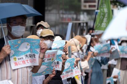 Grupos de manifestantes protestan este jueves frente a la sede de la empresa TEPCO en Tokio contra los vertidos al Pacífico de agua radiactiva de la central de Fukushima.