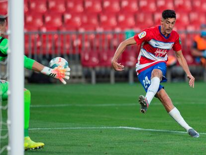 Carlos Fernández hace el gol del triunfo del Granada.