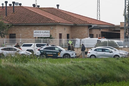 Personal de emergencias en la residencia de mayores de Villafranca de Ebro, este viernes. 