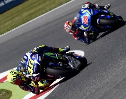 Rossi, con Viñales tras él, durante la sesión de clasificación del GP de Italia.